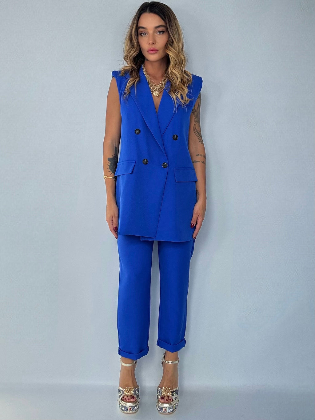 BLUZELLE – Overvest en geplooide broek voor moeiteloze elegantie