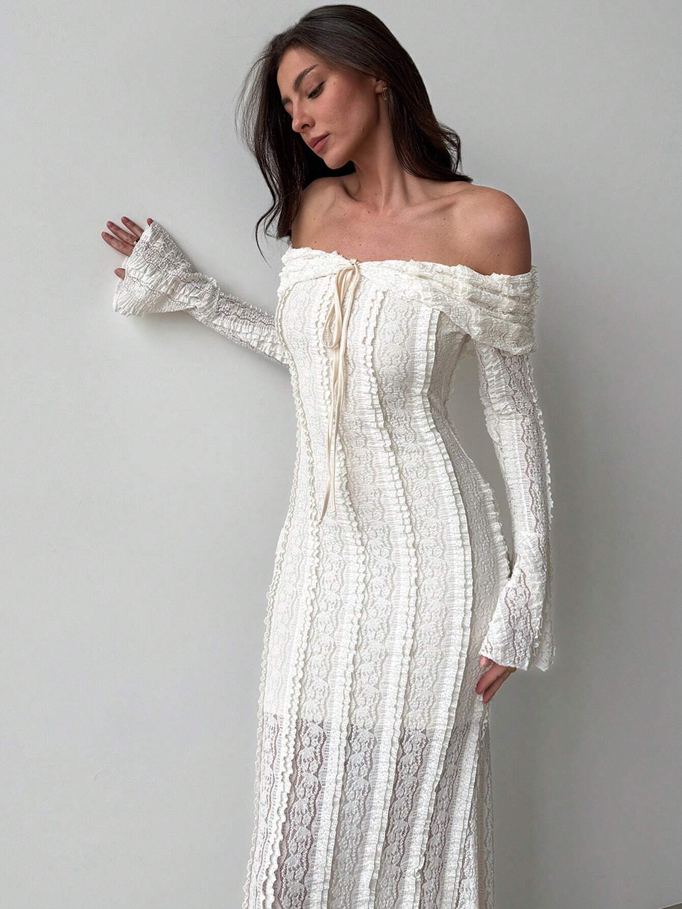 Amoura Witte Jurk met Uitlopende Mouwen