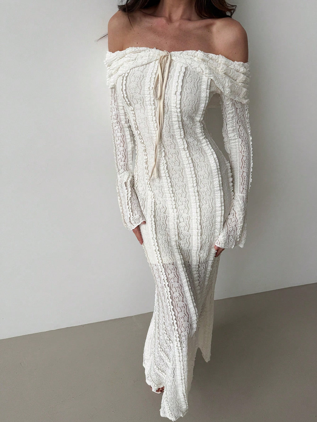 Amoura Witte Jurk met Uitlopende Mouwen