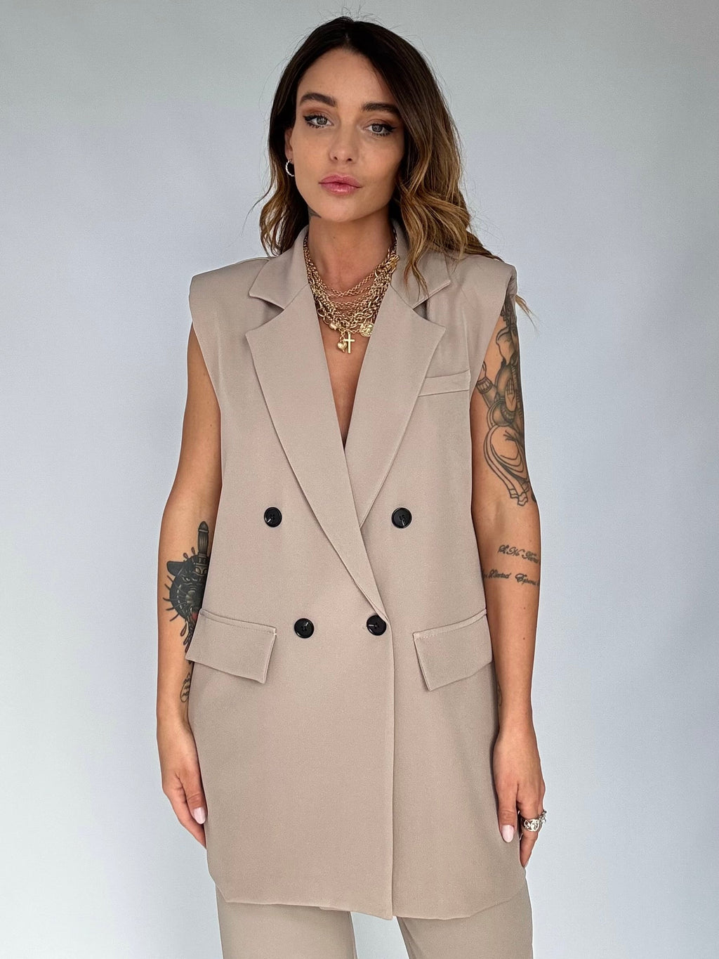 BEIGELLE – Overvest en geplooide broek voor moeiteloze elegantie