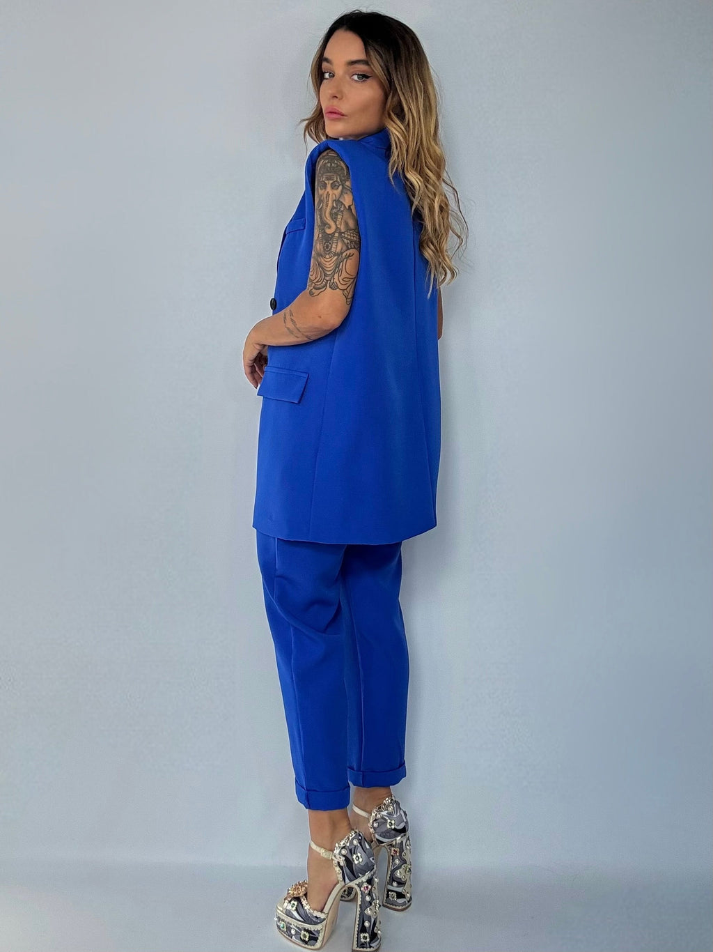 BLUZELLE – Overvest en geplooide broek voor moeiteloze elegantie