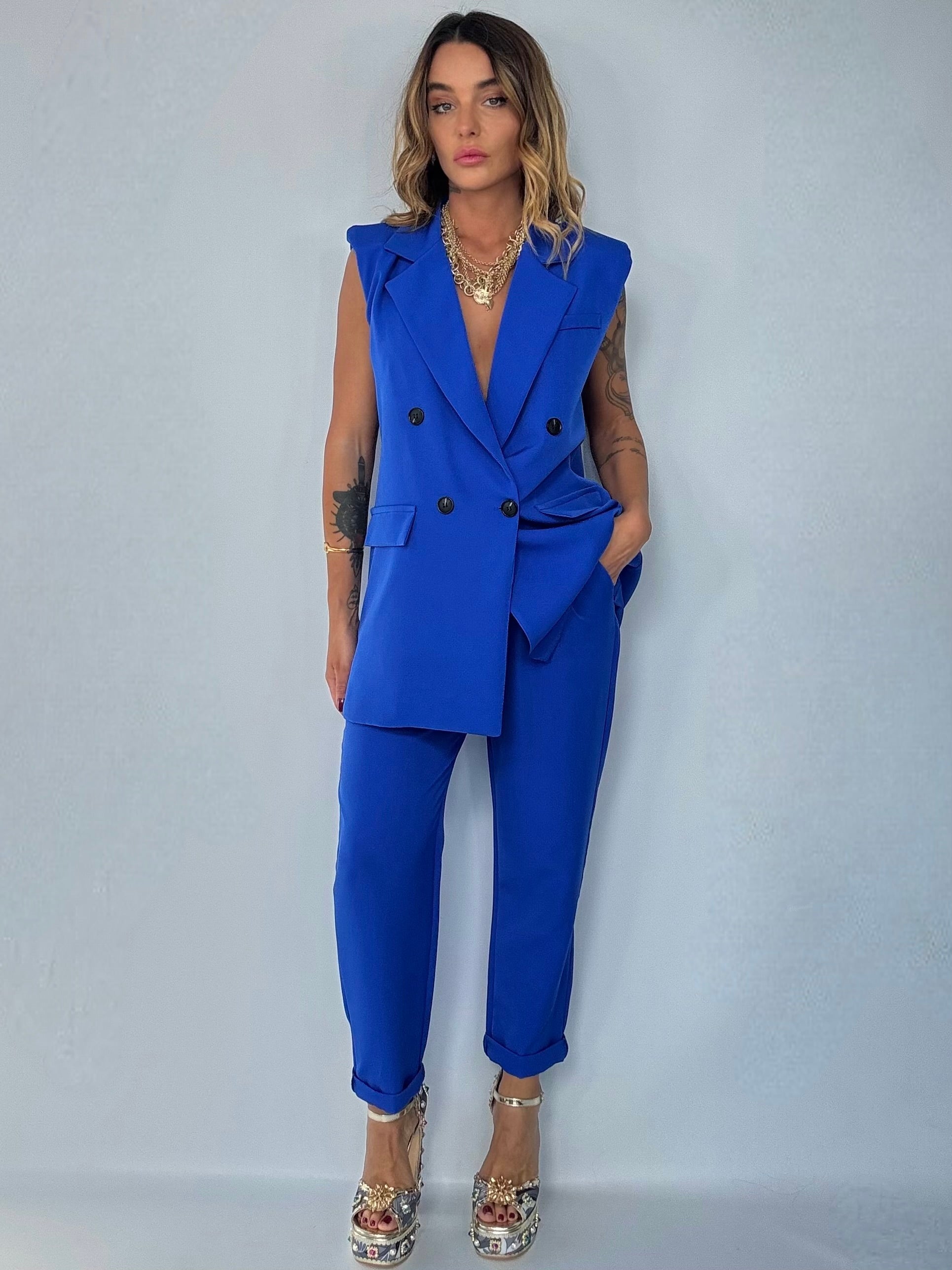 BLUZELLE – Overvest en geplooide broek voor moeiteloze elegantie