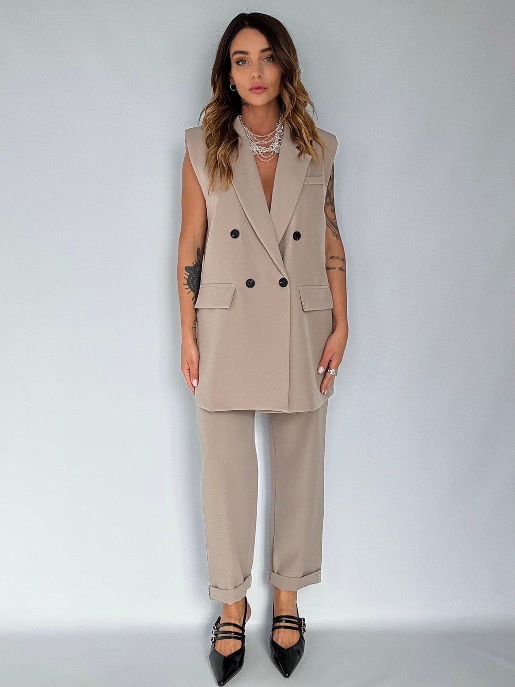 BEIGELLE – Overvest en geplooide broek voor moeiteloze elegantie